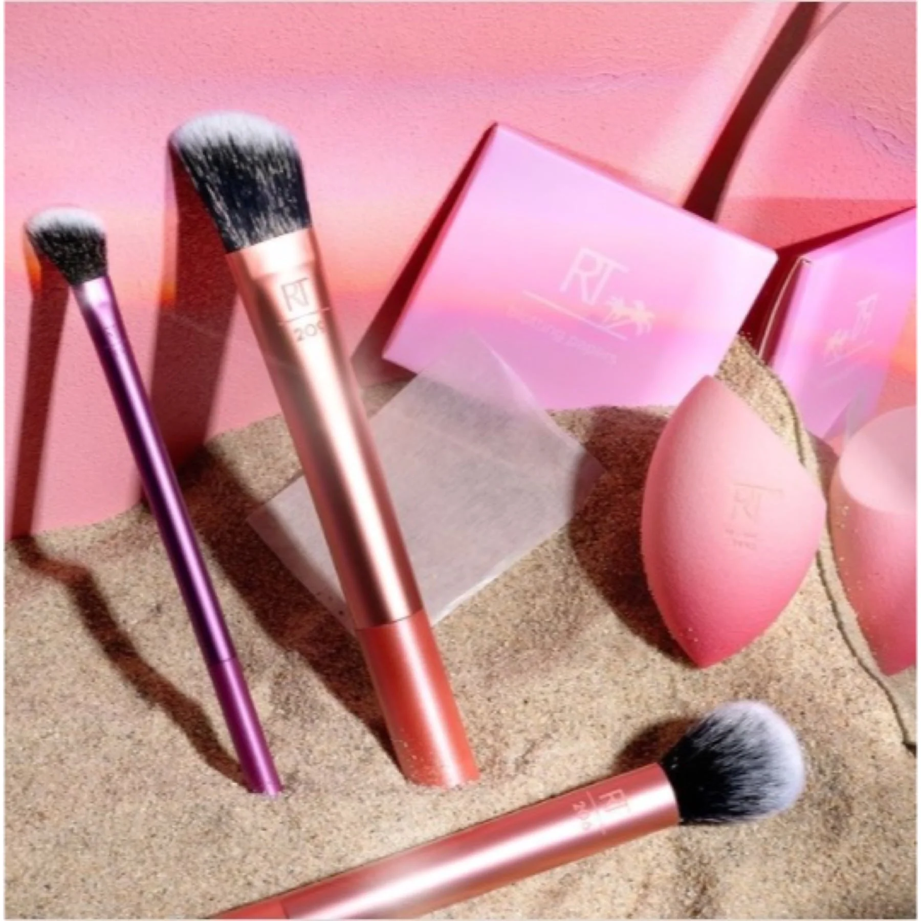 Real Techniques Everyday Essentials Kit with 1 Miracle Complexion Sponge, 5 Piece Set - Image 13