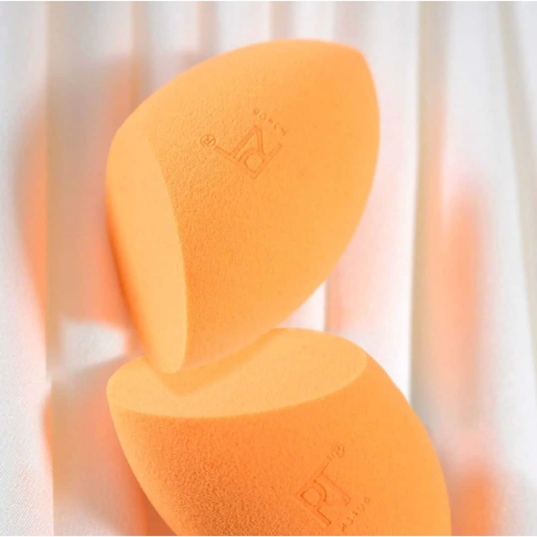 Real Techniques Miracle Complexion Sponge Duo, 2 Piece Set - Image 5